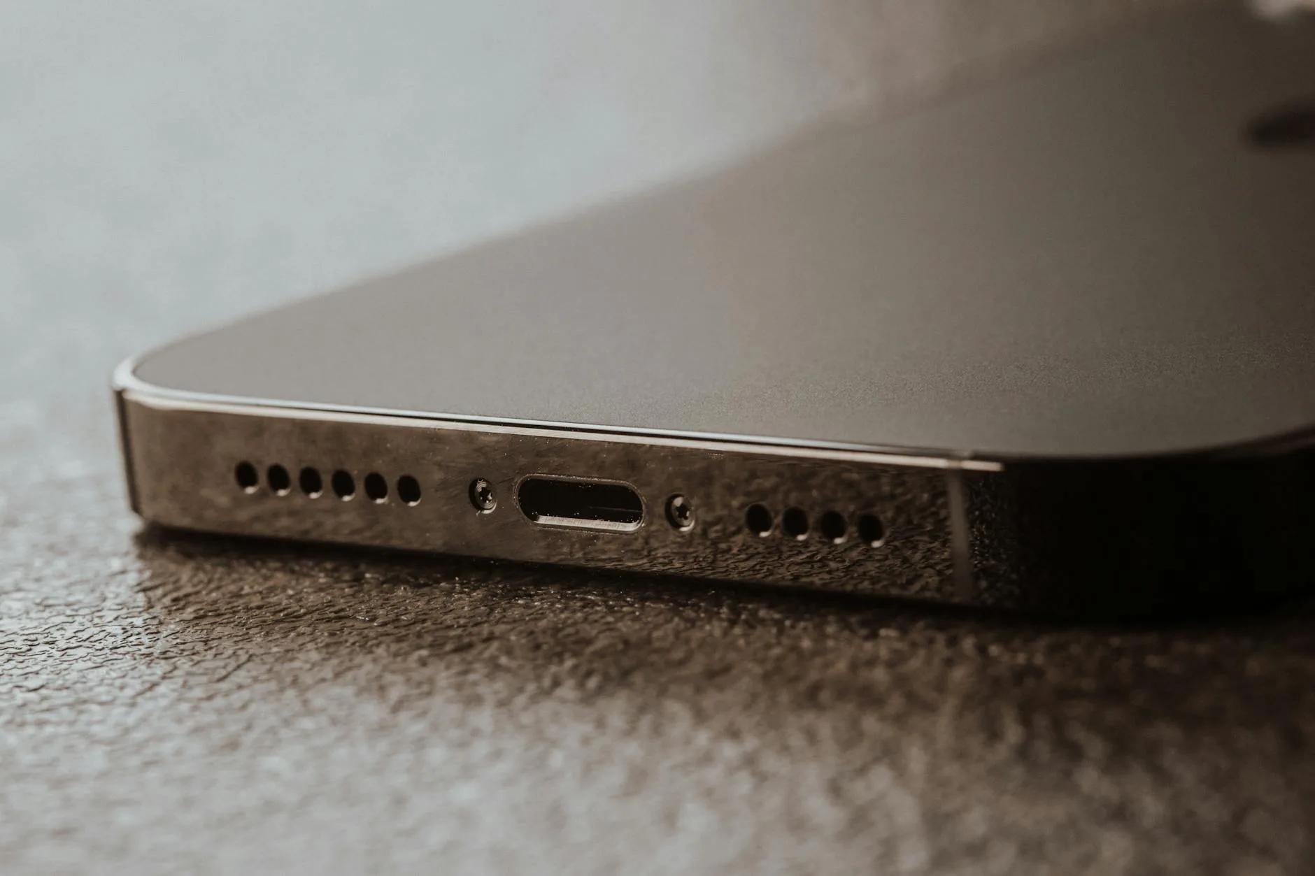 Port pengisian iPhone rusak atau longgar